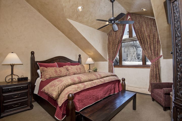 Chumba kikuu cha kulala chenye dari ya kuba na dirisha kubwa lenye Mwonekano wa Mlima.