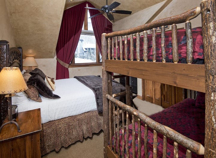 Chumba cha kulala cha 2 chenye kitanda cha malkia na seti ya vitanda viwili vya ghorofa