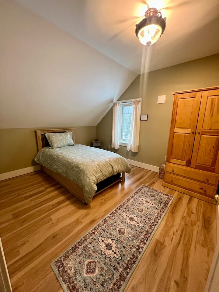 Táto druhá izba má posuvnú posteľ, ktorá ponúka ďalšie samostatné lôžko pod ňou, ktoré sa ľahko vysunie na stranu, čo umožňuje druhú možnosť lôžka v tejto izbe.