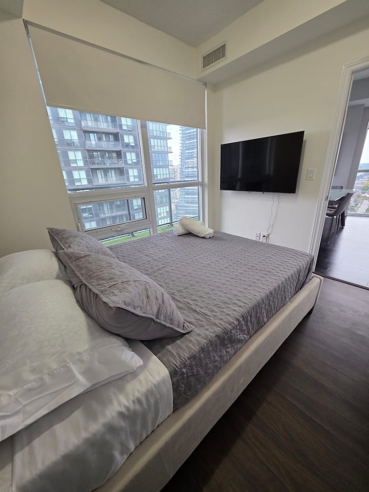 Kënaqu duke parë televizor ndërsa relaksohesh në këtë krevat të rehatshëm!