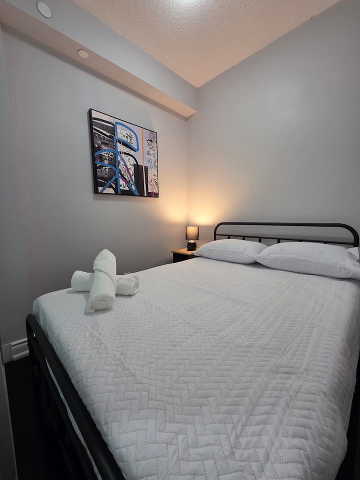 dyshek dhe jastëkë super të rehatshëm, çarçafë dhe mbulesa të pastruara midis ÇDO vizitori, guarnteed 