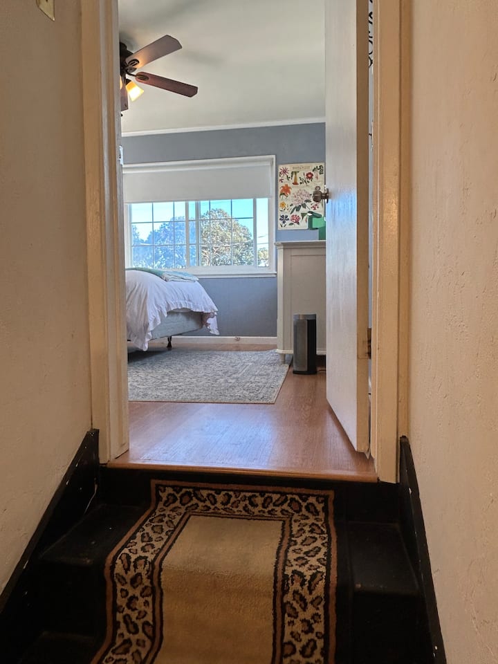 Les voyageurs apprécieront l'intimité de la seule chambre située au deuxième étage et de l'escalier privé.