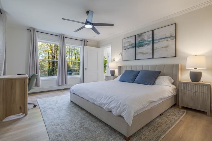 Главна спална соба со брачен кревет (широк 180-220 см), сопствена бања, детско креветче, биро, паметен телевизор, греење и тавански вентилатор