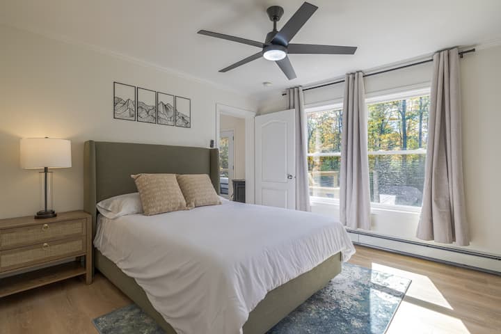 Спална соба на главниот кат со брачен кревет (широк 150-179 см), голем плакар, вентилатор на таванот и греење.