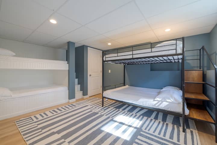 Спална соба во подрумот со 4 душеци во целосна големина поделени помеѓу два кревета на два ката, пространа гардероба и греење. Совршено за децата! (Ограничување на тежината од 158 кг за кревет на спрат)