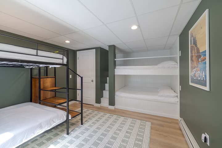 Спална соба во подрумот со 4 душеци во целосна големина поделени помеѓу два кревета на два ката, пространа гардероба и греење. Совршено за децата! (Ограничување на тежината од 158 кг за кревет на спрат)