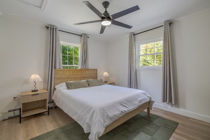 Спална соба на главниот кат со брачен кревет (широк 150-179 см), голем плакар, комода, вентилатор на таванот и греење