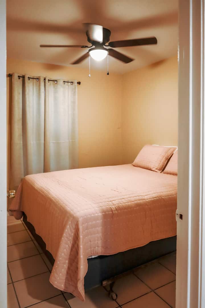 Dormitorio 2 al lado del baño y sala de estar cercana.