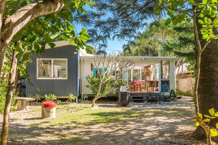 Beachcombers Cottage - Beachfront Pet Retreat - 拜倫灣