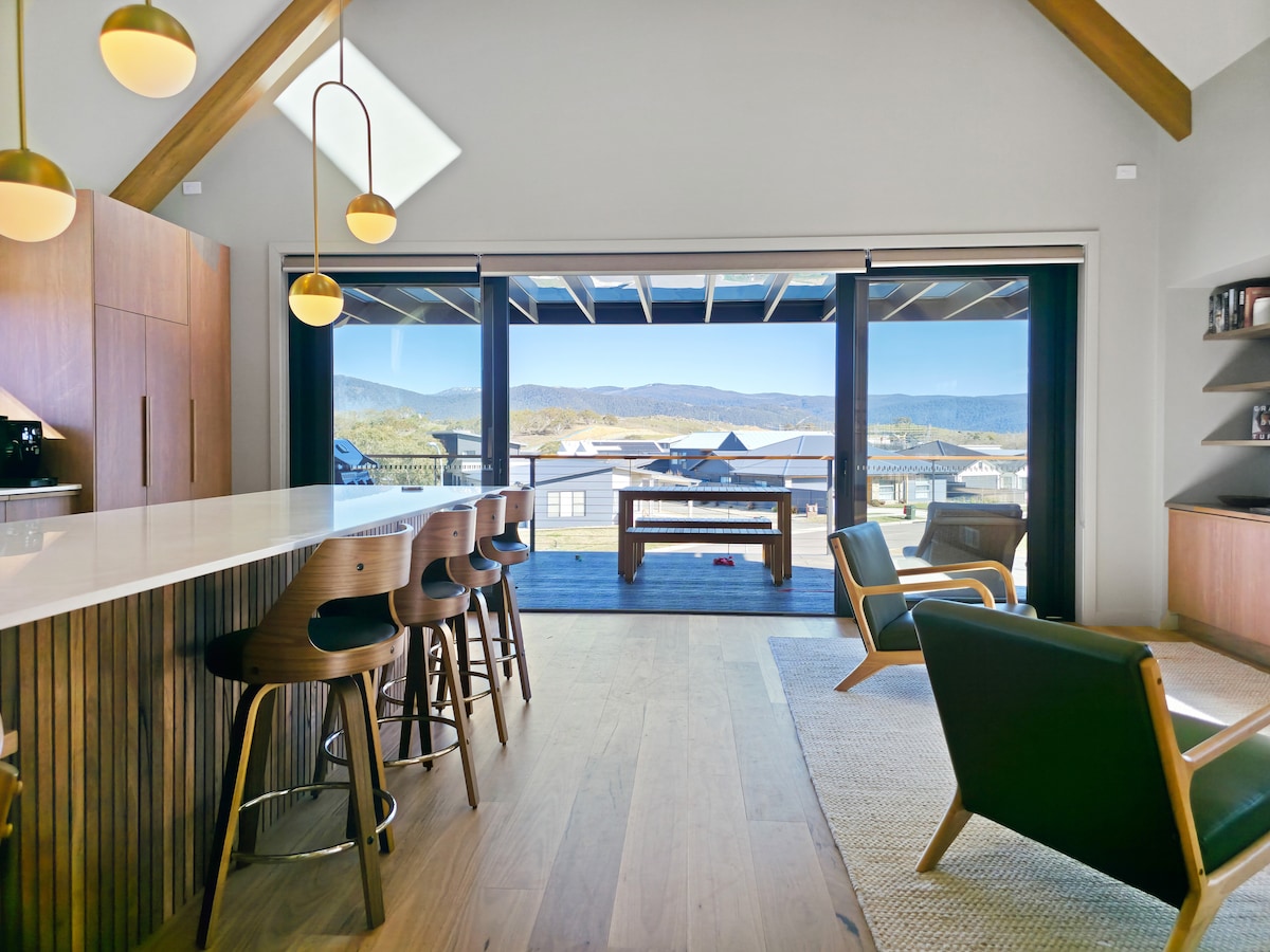 Successful Airbnb property: Mountain Views • Balcony, BBQ • Elevator • Garage in Jindabyne
