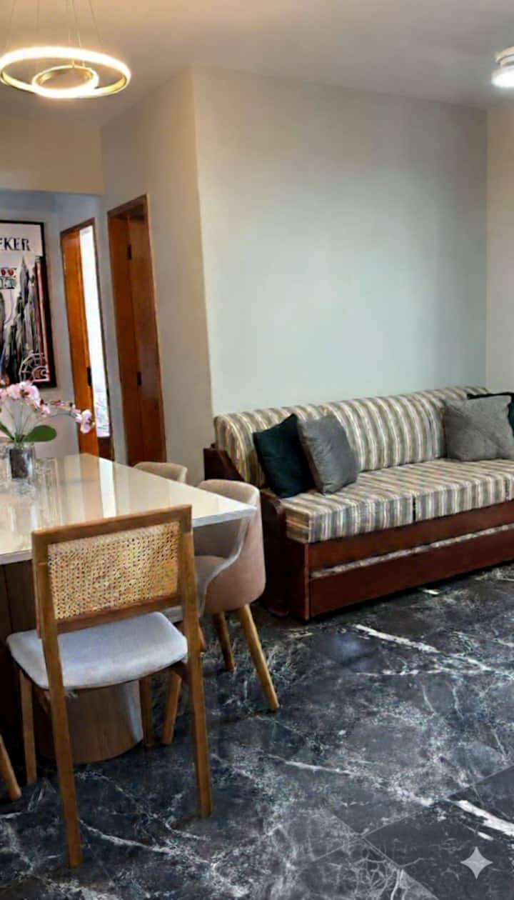 Elegante zona de recepción/comedor, con mesa de comedor de seis plazas que da a un pequeño patio con vistas a la zona de la piscina