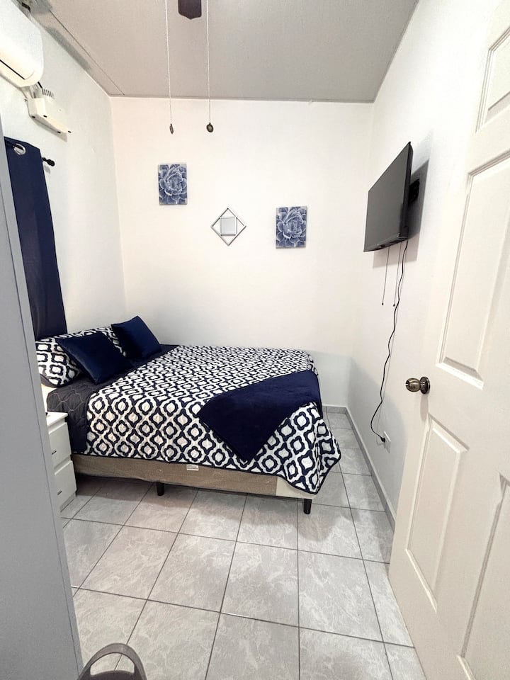 Удобна главна спална соба со телевизор и клима-уред.