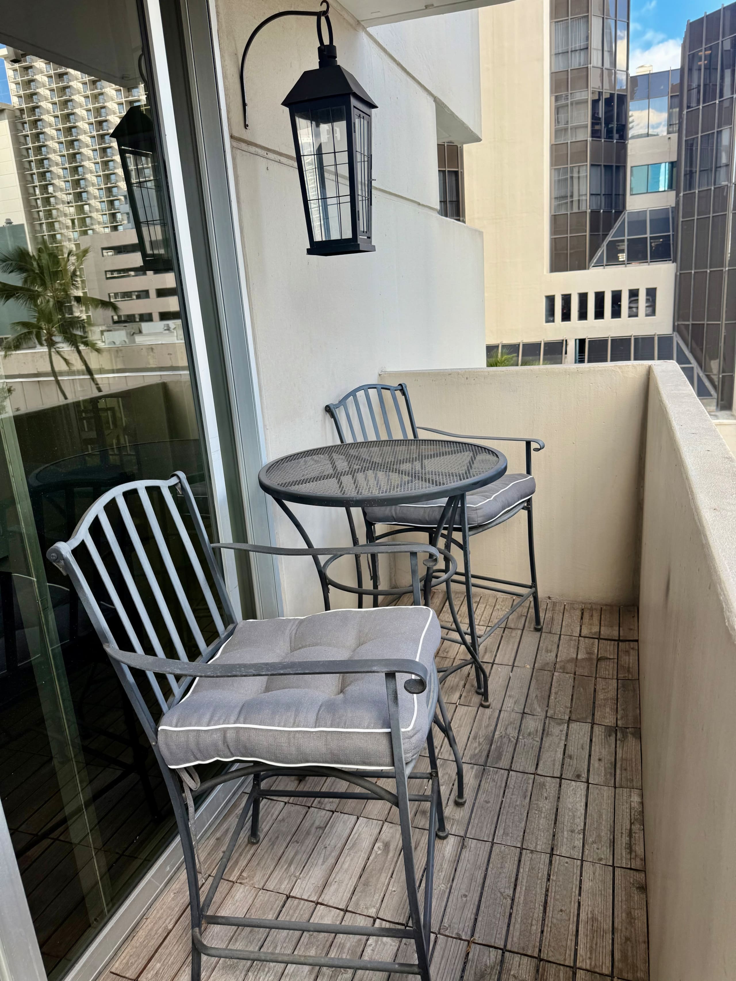 Marine Surf Waikiki Corner Unit! 2 lanai 1 parking - Image 13