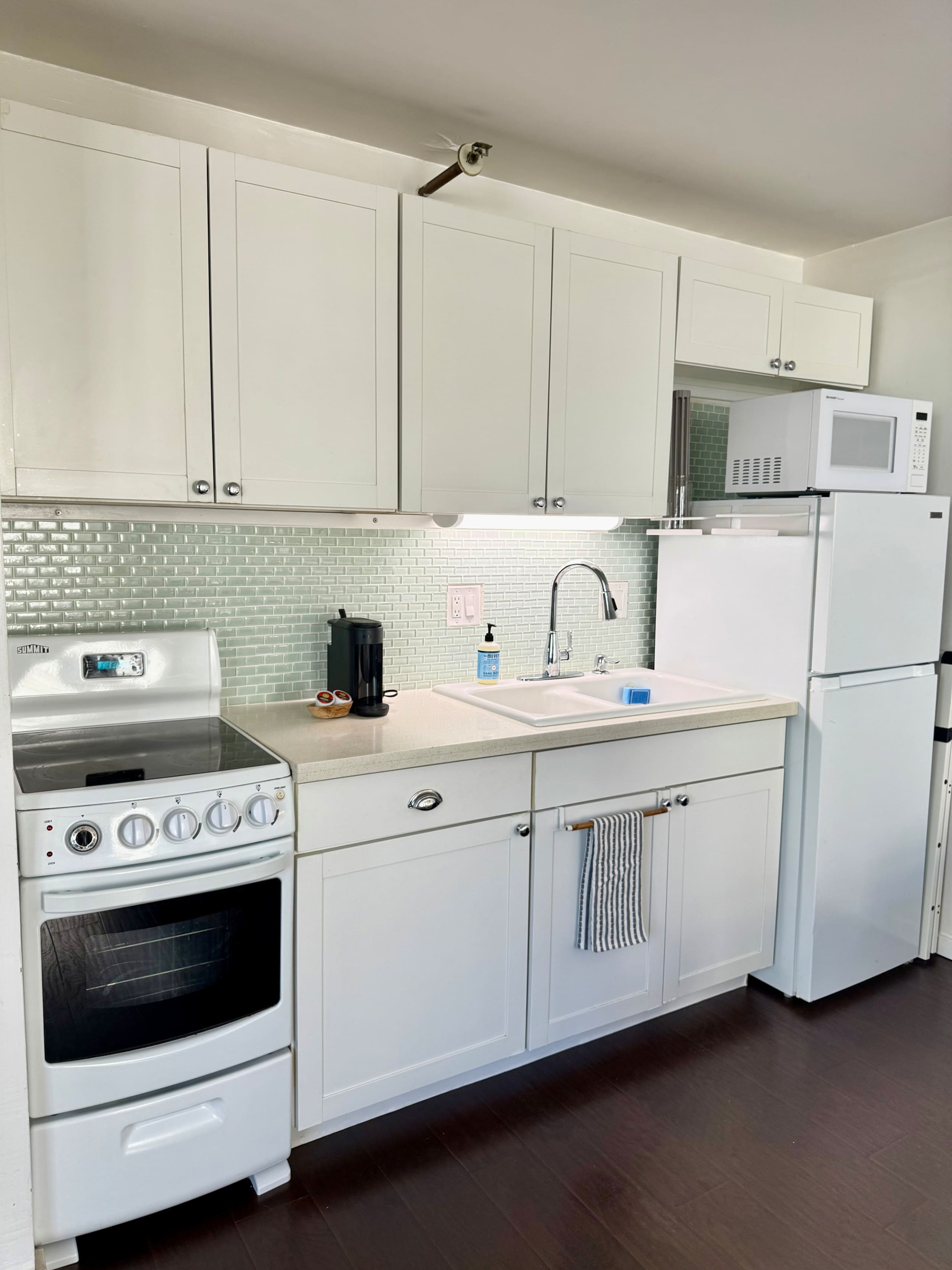 Marine Surf Waikiki Corner Unit! 2 lanai 1 parking - Image 3