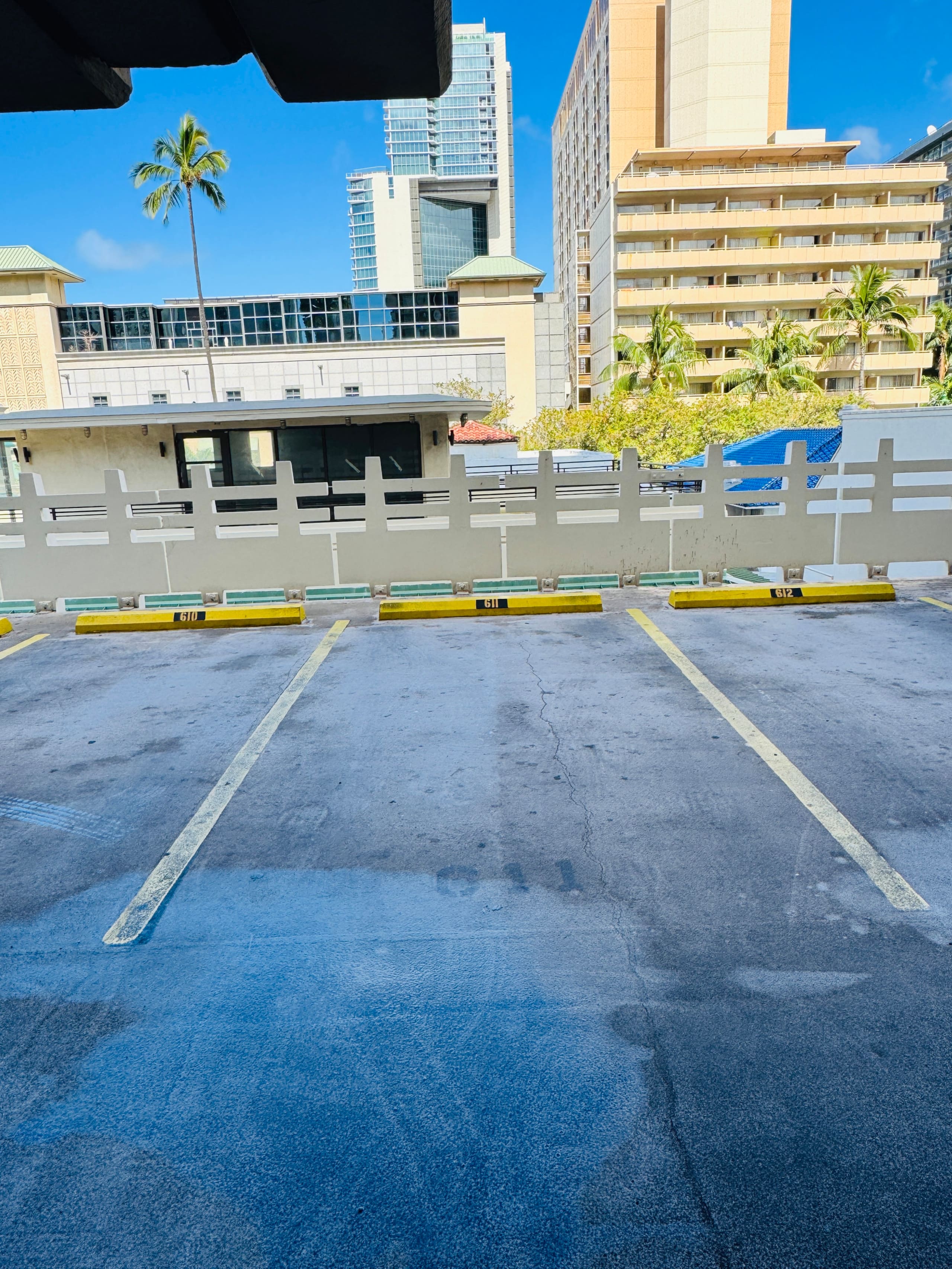 Marine Surf Waikiki Corner Unit! 2 lanai 1 parking - Image 34