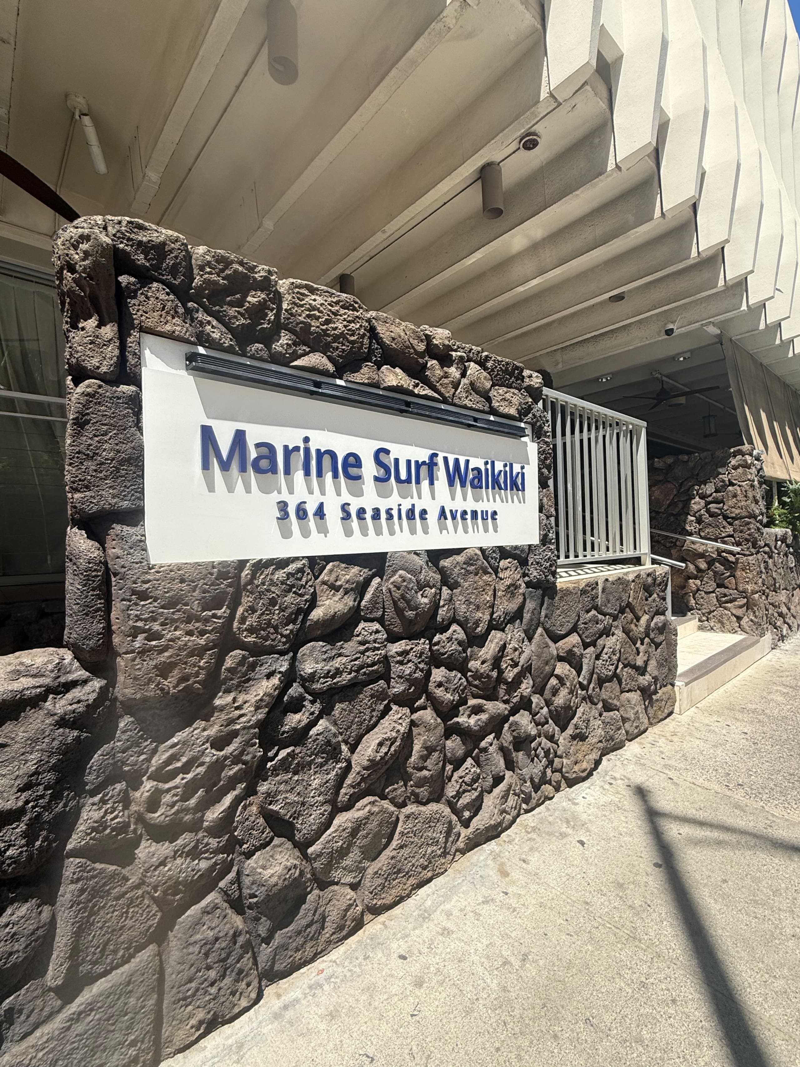 Marine Surf Waikiki Corner Unit! 2 lanai 1 parking - Image 15