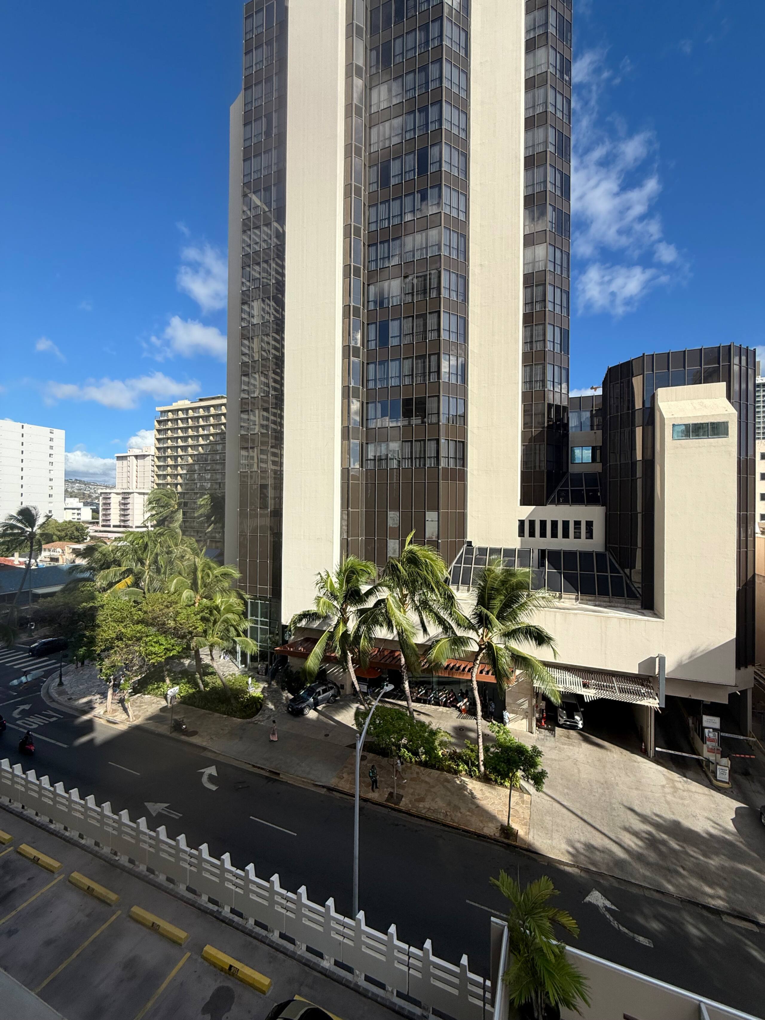 Marine Surf Waikiki Corner Unit! 2 lanai 1 parking - Image 24