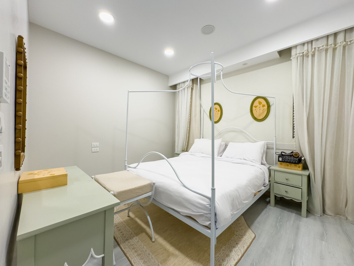 宽敞的主卧室配有舒适的标准双人床、干净的床上用品和充裕的衣柜空间，让您享受酒店般的住宿体验。