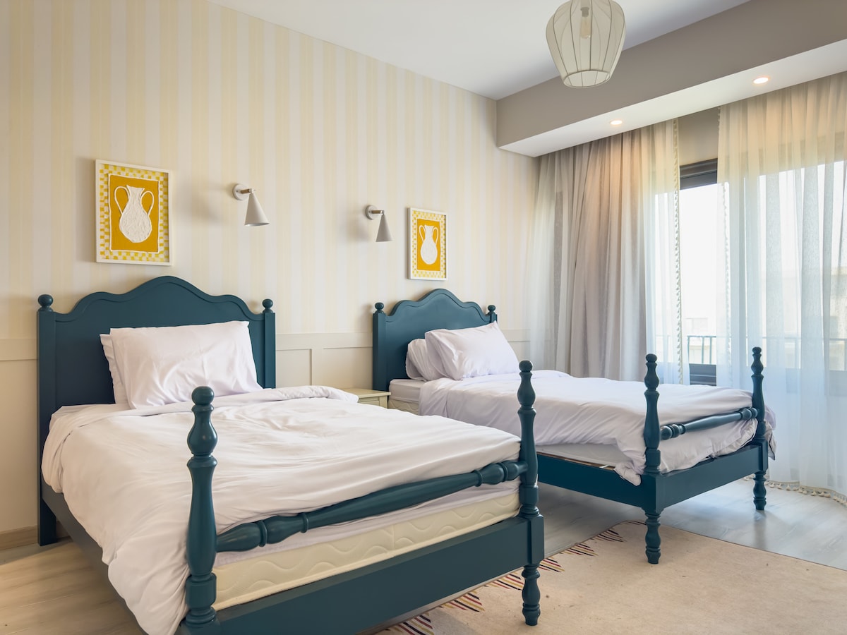 另一间双床房配备两张单人床，专为舒适和隐私而设计。