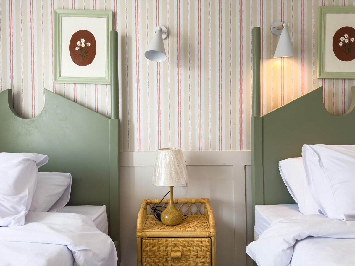 两张单人床，配备柔软的床上用品，氛围宁静，非常适合朋友或孩子入住。