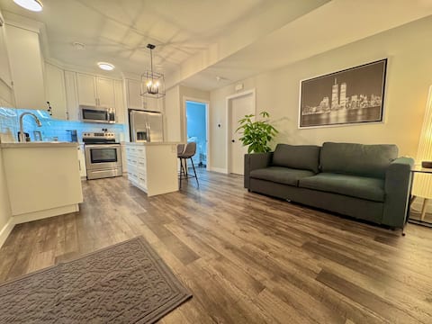 Top Airbnb: Modern Cozy King Bed Suite Guesthouse on the Park in Red Deer