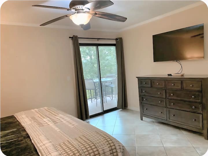 ห้องนอนมีทีวีขนาด 50" พร้อมแพ็กเกจเคเบิลและทางออกส่วนตัวไปยังระเบียงกลางแจ้ง