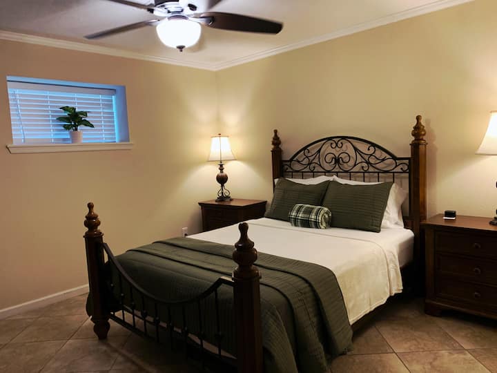 ห้องนอน 2 มีเตียงควีนไซส์ ทีวีพร้อมชุดเคเบิลทีวี และเครื่องสร้างเสียงช่วยการนอนหลับพร้อมเสียงธรรมชาติที่ไม่วนซ้ำ 20 เสียง