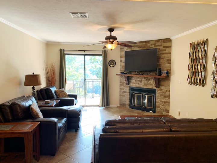 ห้องนั่งเล่นมีทีวีพร้อมชุดเคเบิล อินเทอร์เน็ตฟรี ดีวีดี และภาพยนตร์บางเรื่อง