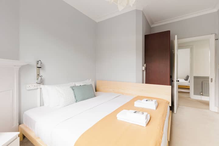 Спална соба 2: пространа и светла, оваа соба на првиот кат има супер брачен кревет и доволно простор за гардероба.