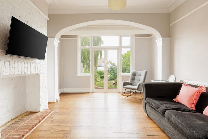 Дневна соба 2: овој втор дневен простор на приземјето нуди удобен кауч на спуштање, телевизор и директен пристап до приватната градина - совршена за гости или мирен одмор.