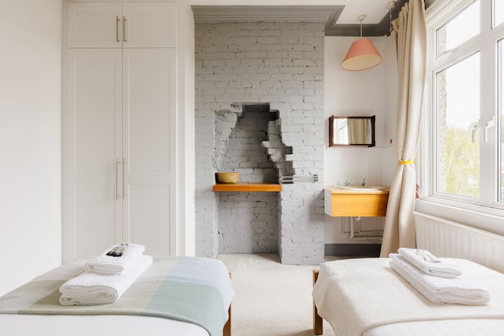 Спална соба 3: прекрасна спална соба на првиот кат со два единечни кревета, гардероба и мијалник - идеална за деца или пријатели кои делат соба.