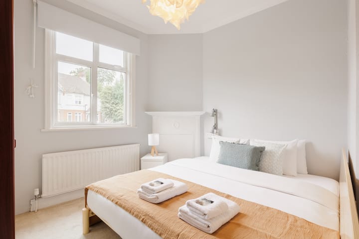 غرفة النوم 2: تتميز هذه الغرفة الواسعة والمشرقة في الطابق الأول بسرير كبير الحجم ومساحة خزانة ملابس واسعة.