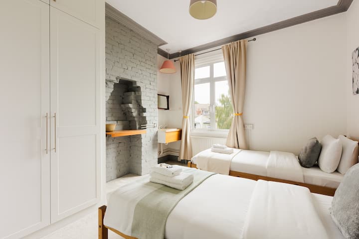 غرفة النوم 3: غرفة نوم مبهجة في الطابق الأول مع سريرين مفردين وخزانة ملابس ومغسلة - مثالية للأطفال أو الأصدقاء الذين يتشاركون الغرفة.