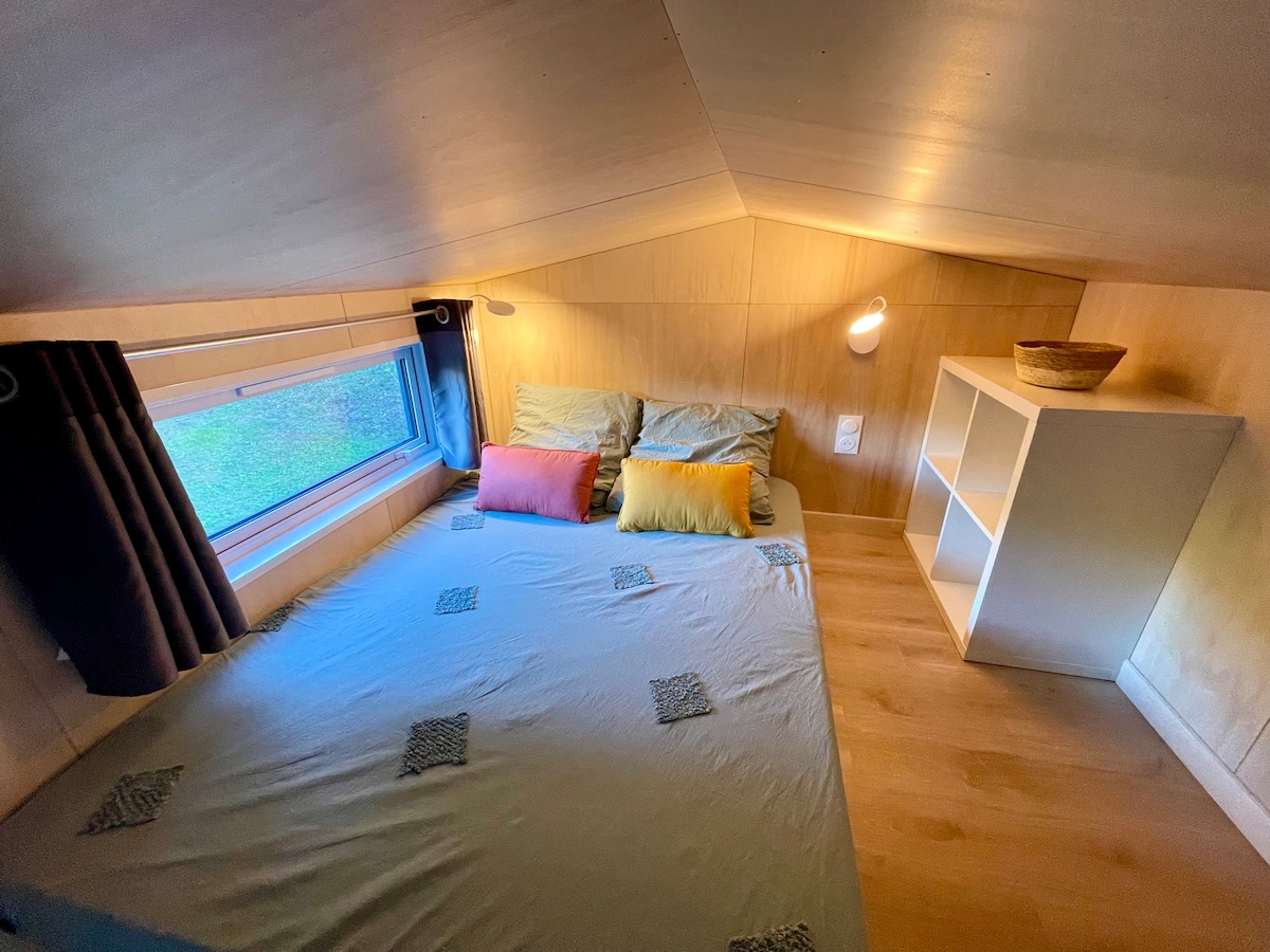 Une chambre avec lit double et fenêtre oscillo-battante