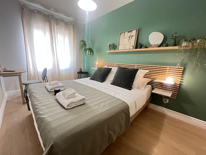 هذه واحدة من الغرف في البيت. هذا مجهز بسرير مزدوج.