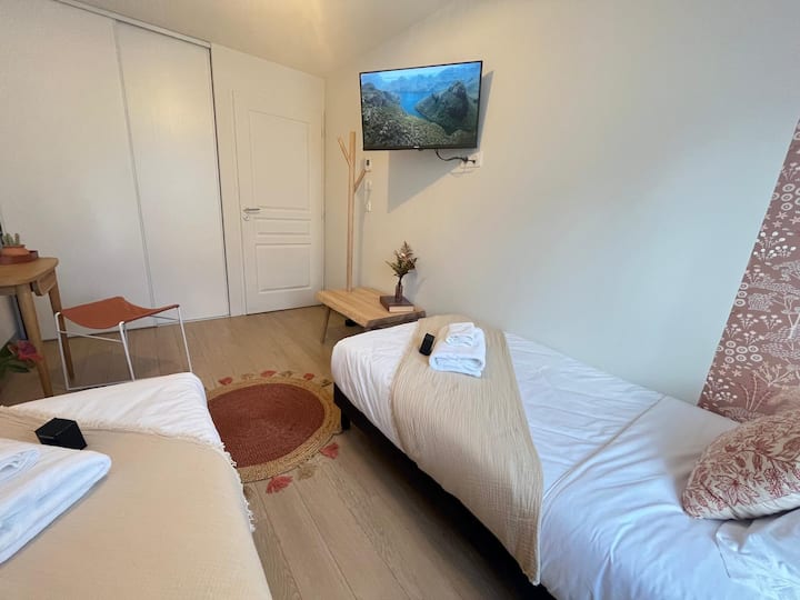 هذه واحدة من الغرف في البيت. هذا مجهز بسريرين مفردين.