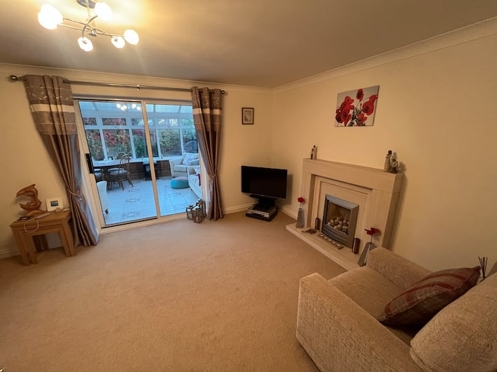 Room & Private Bathroom In South Wales Family Home - Newport