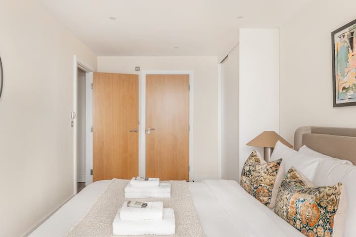 Spavaća soba 1: mirna spavaća soba uređena da pruži udobnost, s bračnim krevetom (širine 180 – 200 cm), velikim prostorom za odlaganje, nježnim osvjetljenjem i luksuznim izravnim pristupom privatnoj kupaonici.