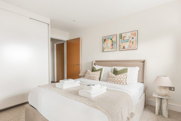 Spavaća soba 2: svijetla i umirujuća druga spavaća soba s velikim bračnim krevetom, čistim uređenjem i pažljivo odabranim detaljima, s jednostavnim pristupom susjednom uredu za dodatnu praktičnost tijekom boravaka usmjerenih na rad.