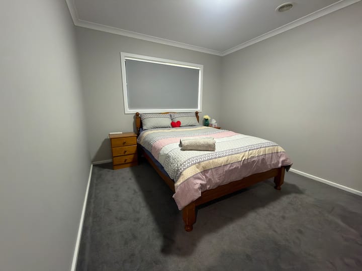 Bračni krevet (širine 150 – 179 cm) s jednim bočnim pristupom