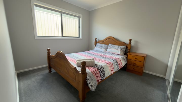 Bračni krevet (širine 150 – 179 cm) s jednim noćnim ormarićem