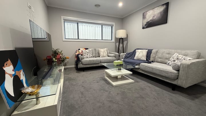 Medijska soba s 65-inčnim OLED LG televizorom i Sound Barom za savršeno filmsko iskustvo 