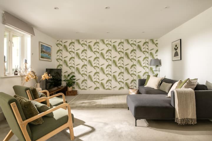 Tranquility - Modern Lakeside Retreat In Cotswolds - Cirencester