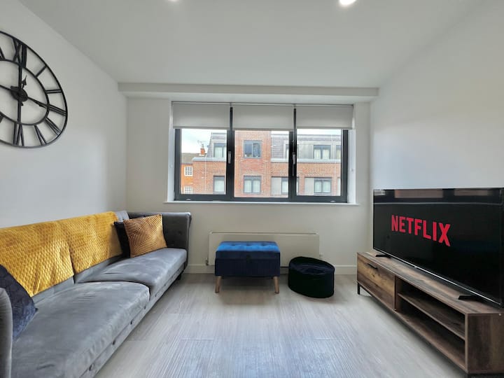 Modern Apartment | Central Bedford | Gym | Parking - Bedford