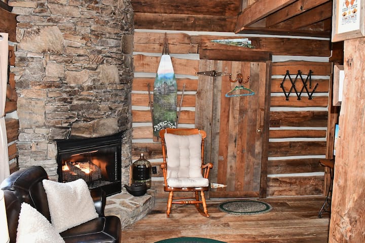Chestnut Log Cabin– Cozy & Historic - Bryson City, NC