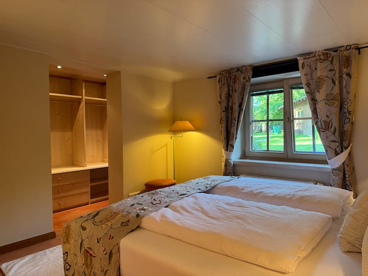 מיטה זוגית 180x200, נוף לגינה, חדר ארונות 