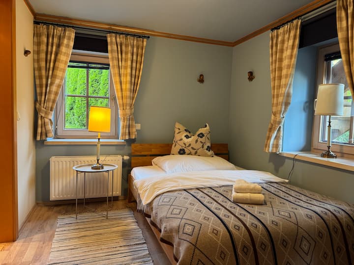 מיטת קווין סייז 140x200, המשקיפה על הגינה 