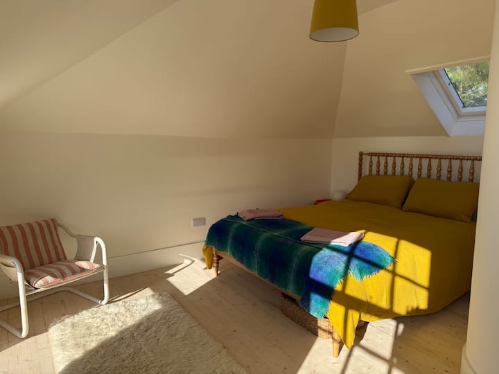 Удобен брачен кревет (широк 180 – 220 см) со поглед кон реката
