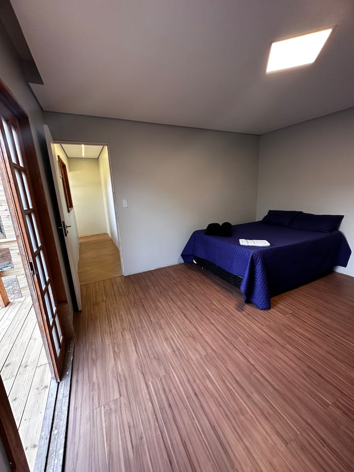 בחדר הזה יש מרפסת עם נוף לגינה ויש מיטה זוגית, עם 4 מזרנים יחיד על הרצפה אפשרית.