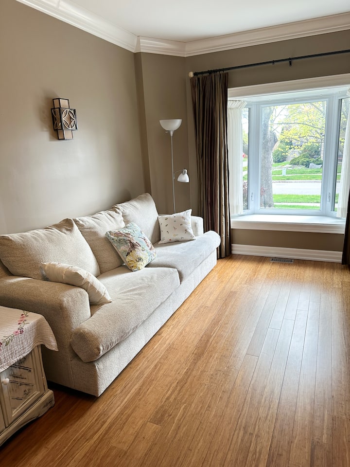 Cozy Bright Bedroom, Queen Bed, With Parking - Oshawa